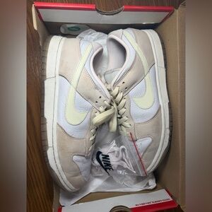 WOMEN'S NIKE DUNK LOW PREMIUM  SHOES Size 9.
